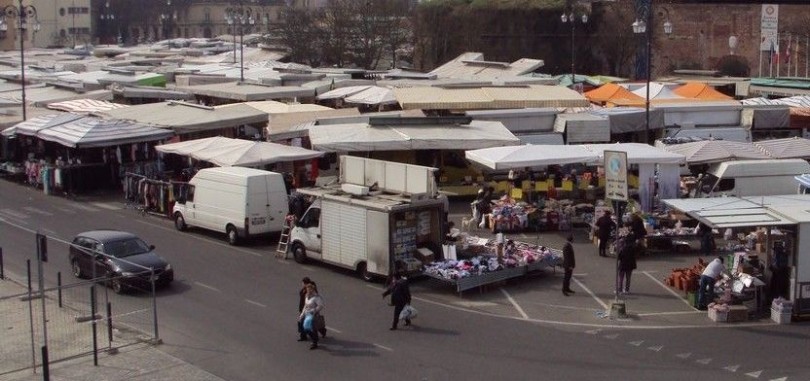 Ubriachezza molesta al mercato di piazza Castello: ordine di allontanamento per un 31enne nigeriano